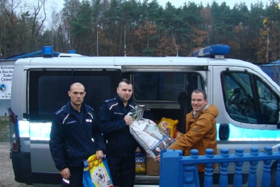 garwolin - Garwolińscy policjanci pomogli zwierzętom garwolin - Garwolińscy policjanci pomogli zwierzętom
