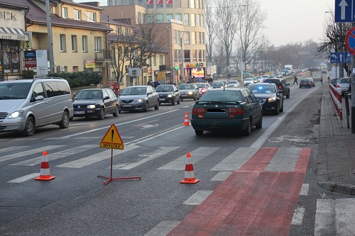 garwolin - PrzechodziĹ‚a na pasach, uderzyĹ‚ w niĹˇ samochĂłd