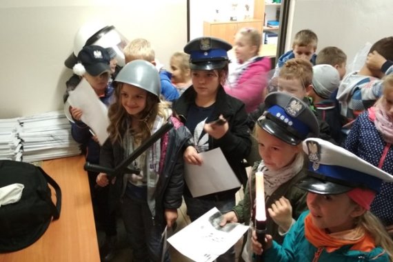 garwolin - Dzieci odwiedziĹ‚y policjantĂłw