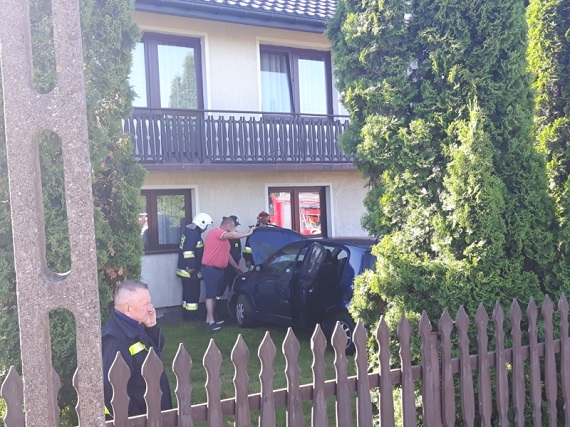 garwolin - Przejechała przez płot i uderzyła w elewację budynku mieszkalnego