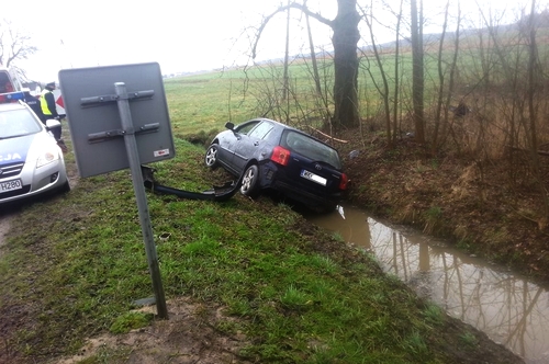 garwolin - Stracił panowanie nad kierownicš. Wpadł do rowu garwolin - Stracił panowanie nad kierownicš. Wpadł do rowu
