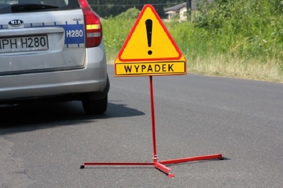 garwolin - Wpadła do rowu przez plamę oleju na drodze