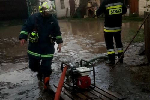 garwolin - Ulewny deszcz, grad, zalane budynki podwĂłrka i ulice (video)